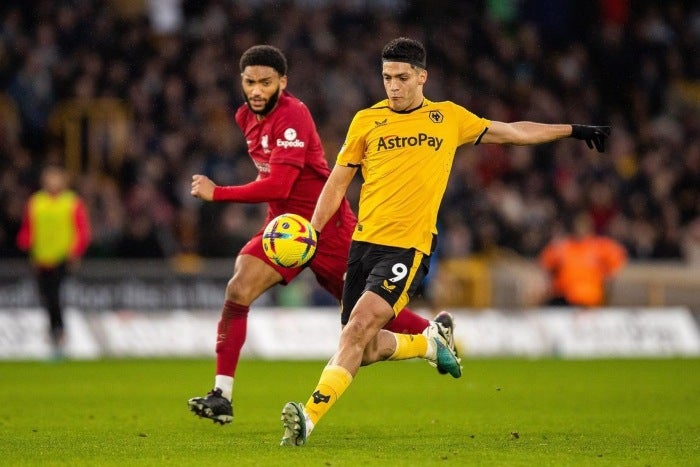 Raúl Jiménez en el juego de Wolves vs Liverpool