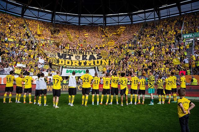 Jugadores del Borussia Dortmund con su afición