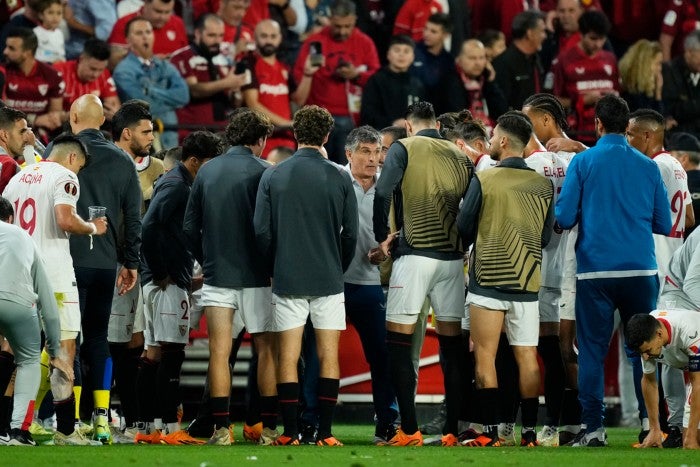 José Luis Mendilibar charla con los jugadores en la Semifinal de la Europa League