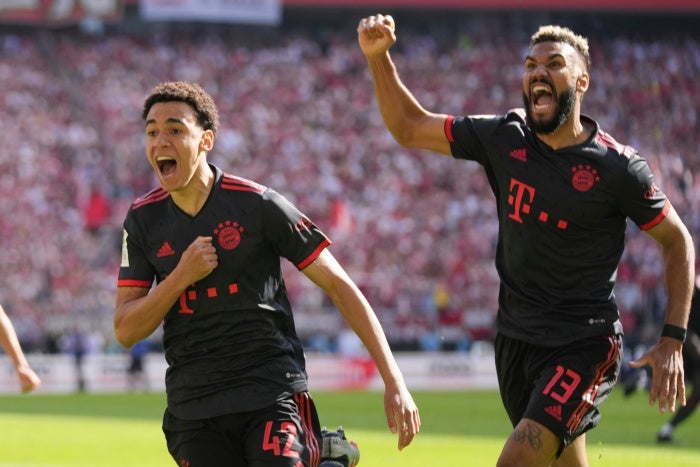 Jamal Musiala celebra su gol durante el partido