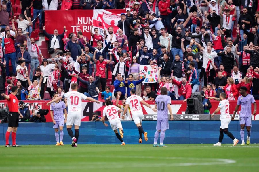 Jugadores del Sevilla en festejo tras gol de Rafa Mir