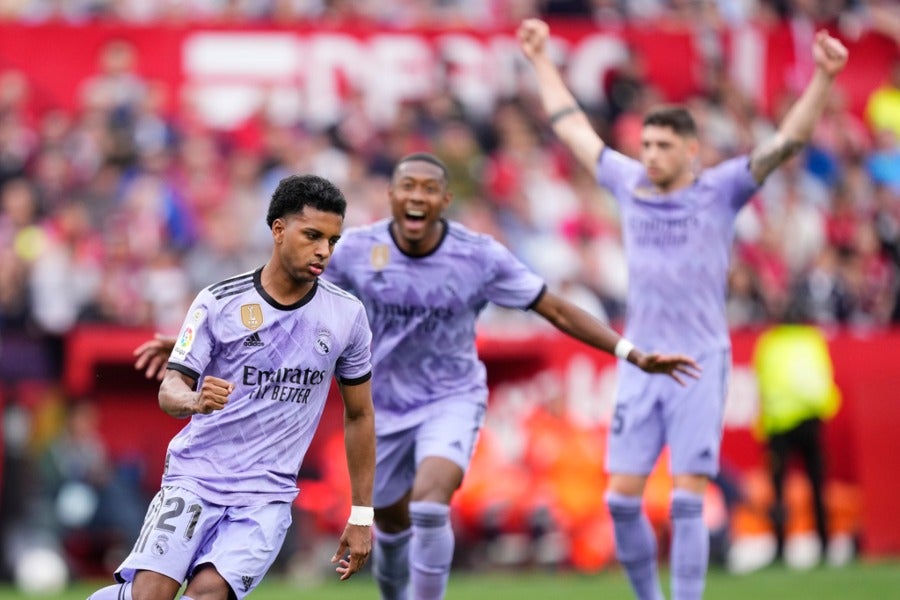 Alaba y Valverde alzando los brazos tras el 2do gol de Rodrygo