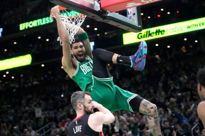 Jayson Tatum hace una clavada