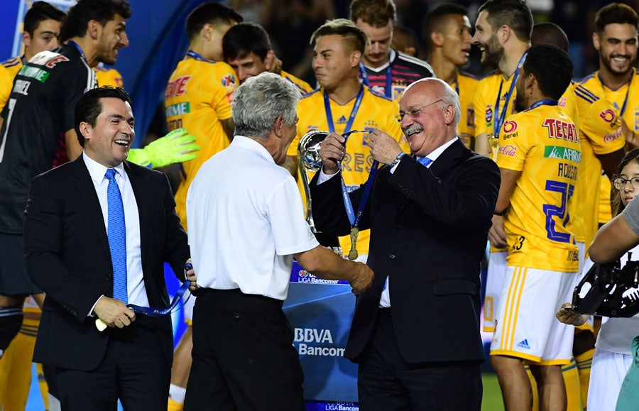 Ricardo Ferreti al recibir medalla de campeón con Tigres