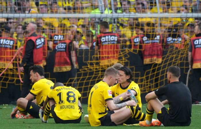 Jugadores del Borussia Dortmund lamentándose por Bundesliga