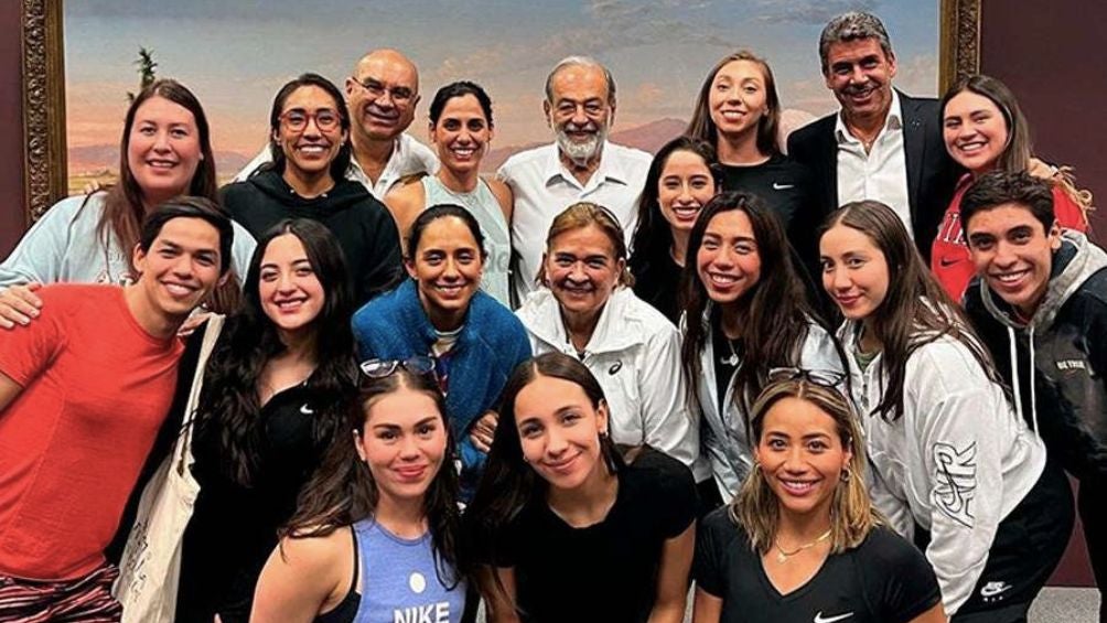 El equipo de natación junto a Carlos Slim y Arturo Elías Ayub