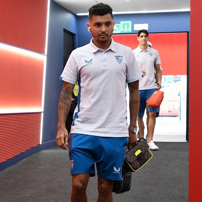 Tecatito Corona llega con el equipo en el partido ante el Elche