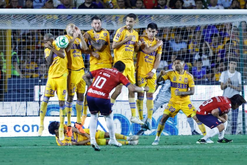 Alexis Vega cobrando un tiro libre en el Estadio Universitario