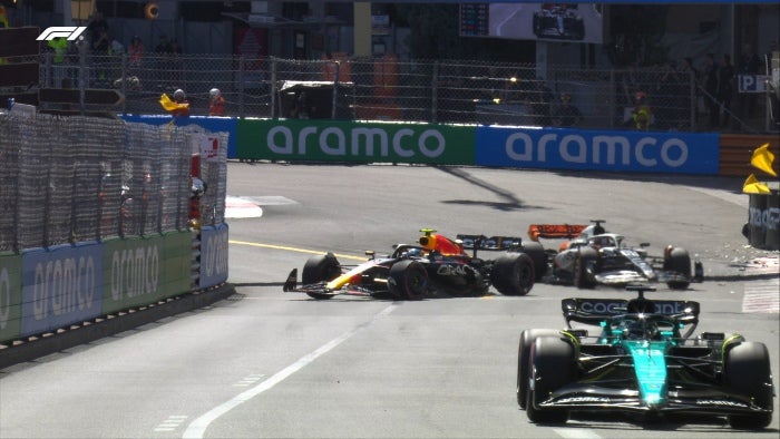 Checo Pérez después de estrellarse al salir de la curva 1