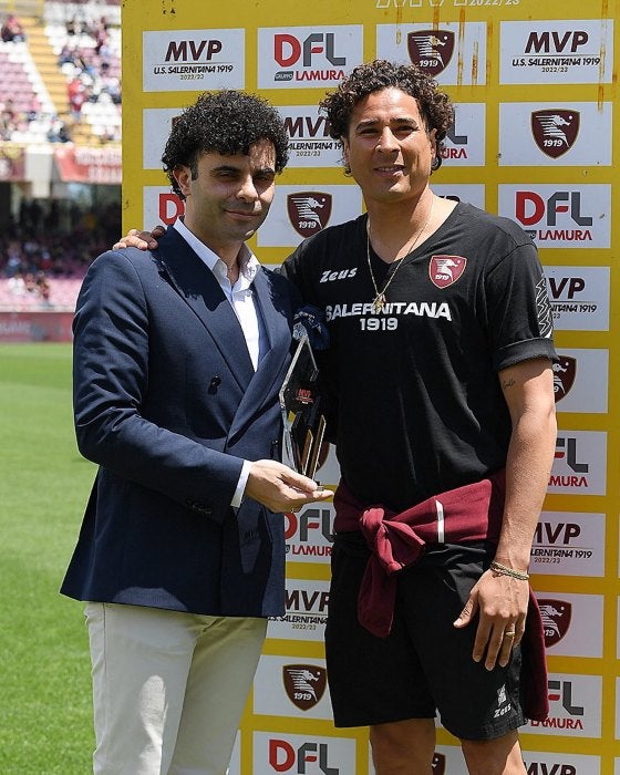 Memo Ochoa recibe el premio al MVP de la temporada del equipo