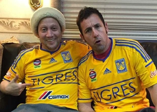 Rob Schneider y Adam Sandler con la playera de Tigres