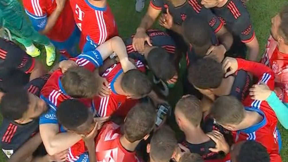 Jugadores del Bayern viendo el partido del Borussia Dortmund