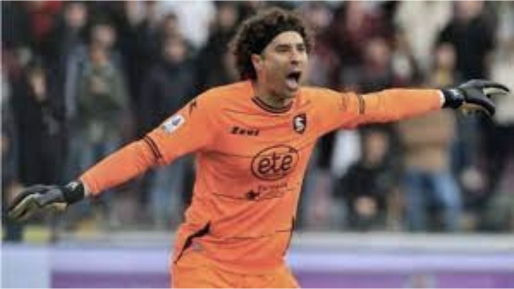 Ochoa durante un partido con el Salernitana