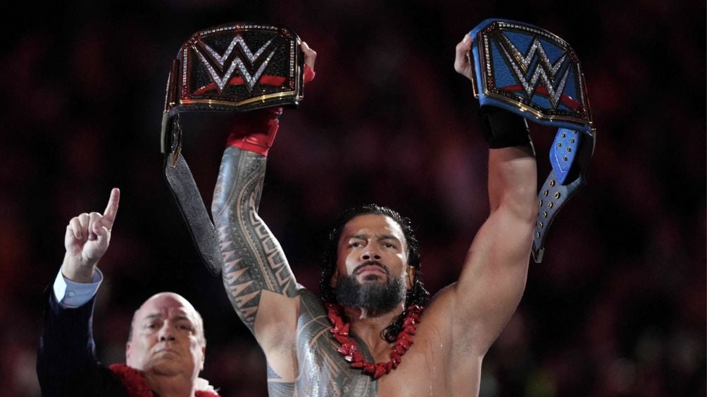 Roman Reings mostrando su campeonato indiscutido