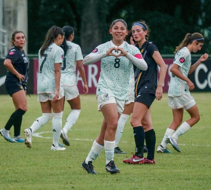 Fátima Servín celebra su gol