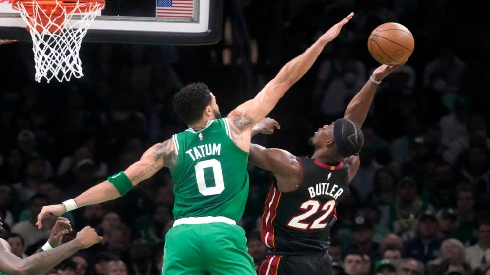 Jayson Tatum intenta bloquear un tiro de Jimmy Butler