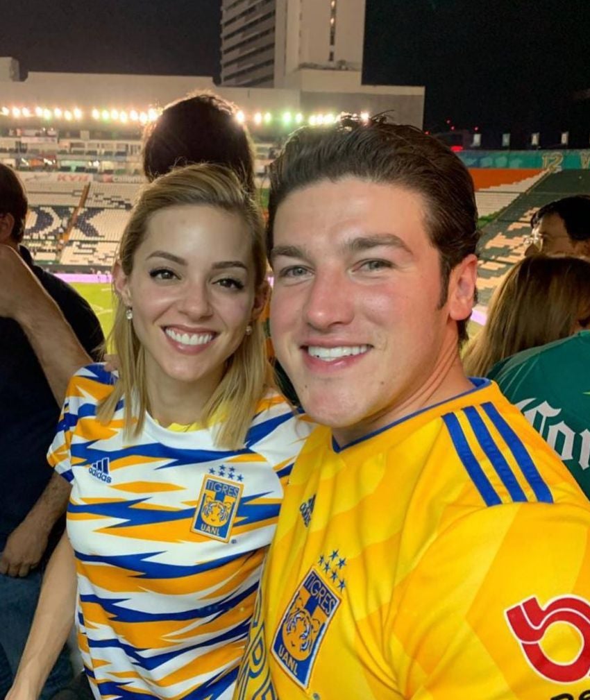 Samuel García y Mariana Rodríguez en un partido de Tigres