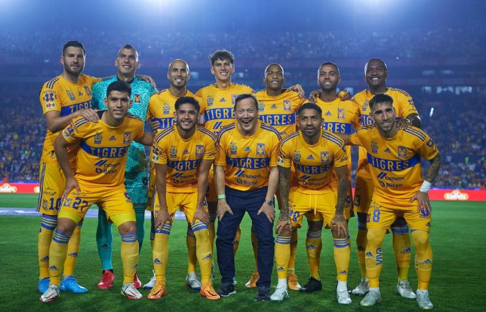 Rob Schneider con el equipo de Tigres en el Volcán