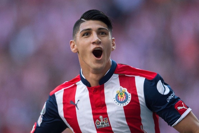 Alan Pulido celebra un gol en la final del 2017