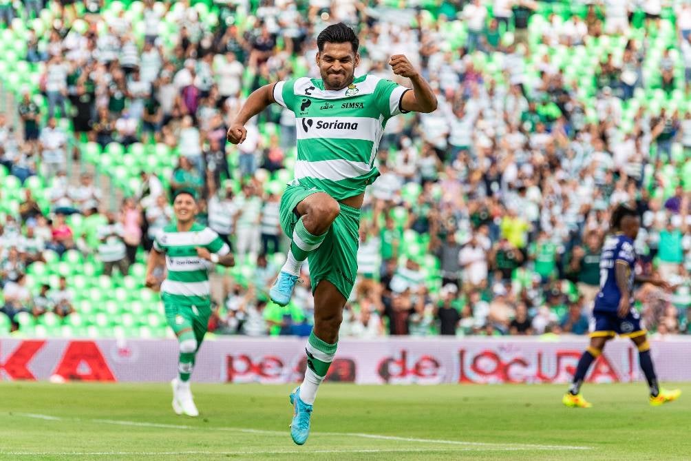 Eduardo Aguirre celebra un gol con Santos