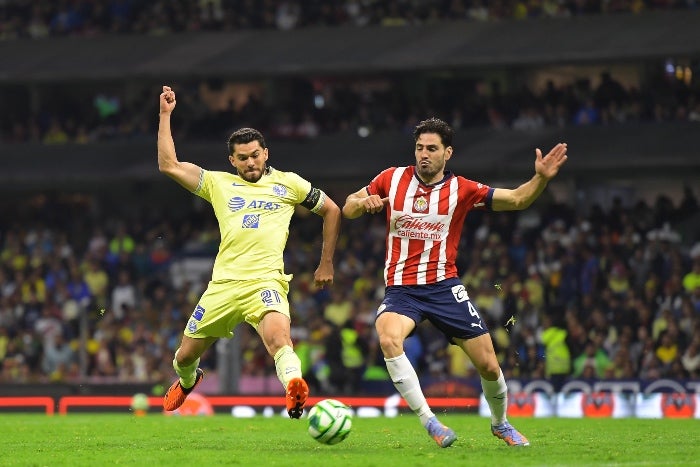 Henry pelea por el balón en la Semifinal de Vuelta