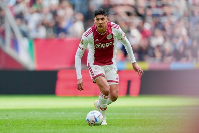 Edson Álvarez durante partido con el Ajax