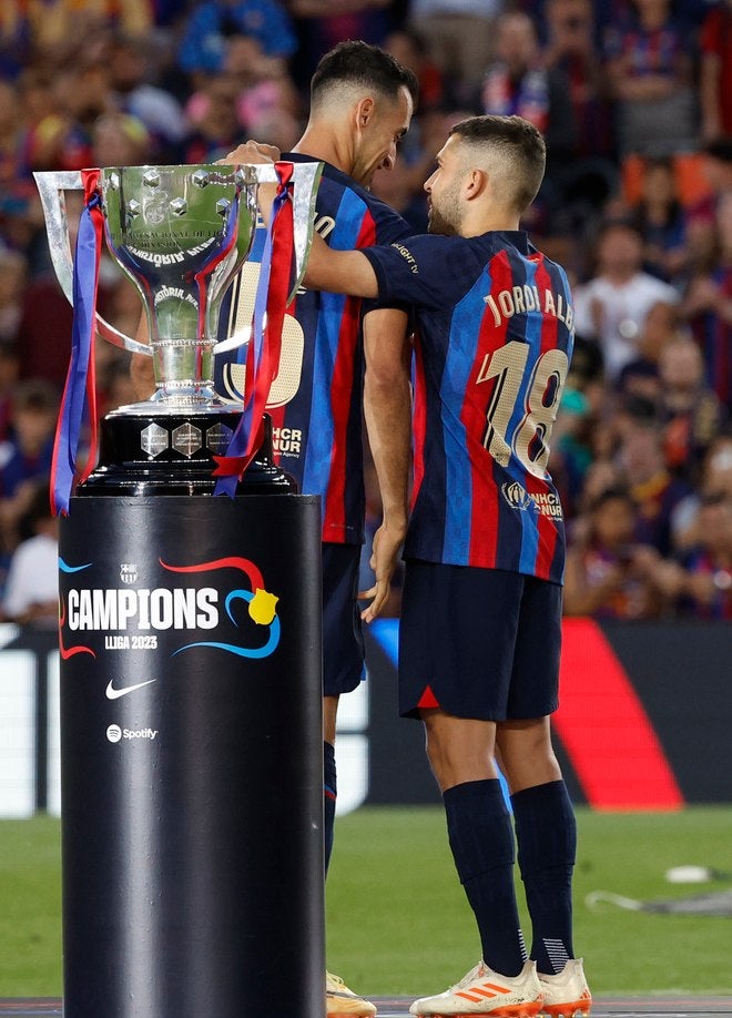 Alba y Busquets con el trofeo de LaLiga