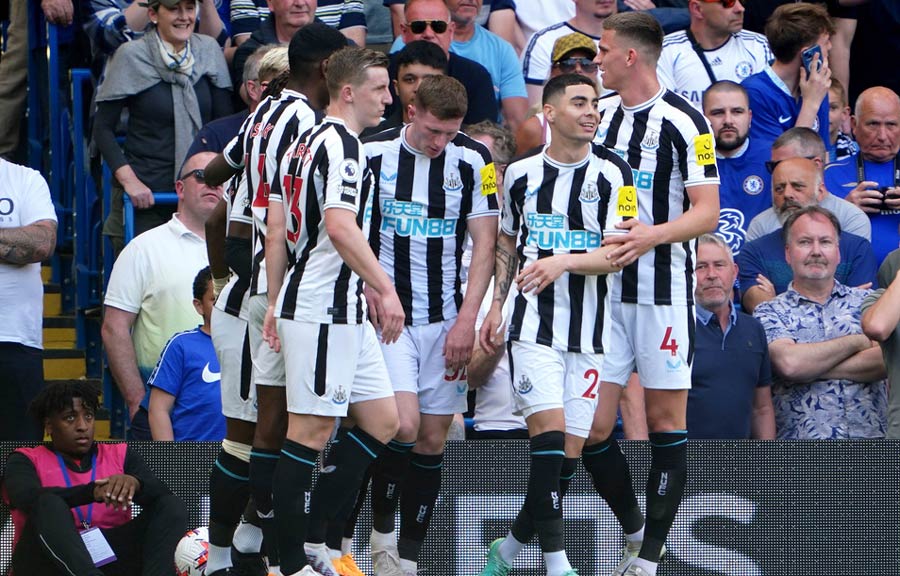 Jugadores del Newcastle celebran autogol de Kieran Trippier