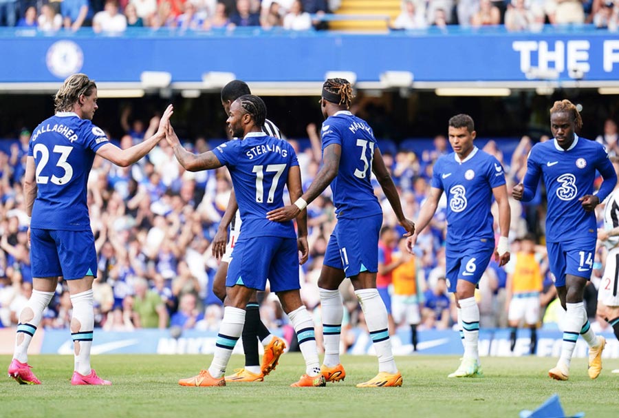 Raheem Sterling celebra gol del empate con sus compañeros