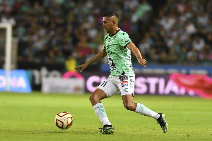 Elías Hernández conduce la pelota