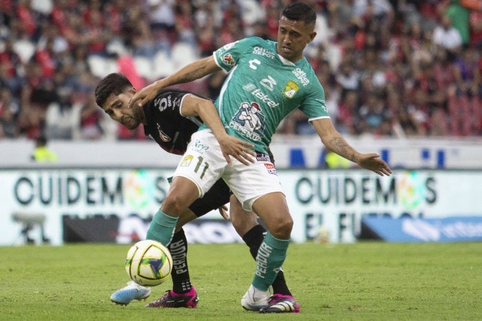 Hernández proteje el balón