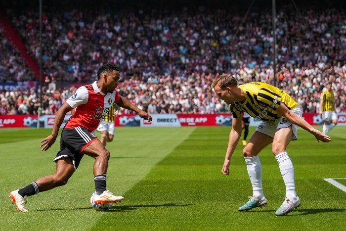 Jahanbakhsh encara al rival en el encuentro contra Vitesse