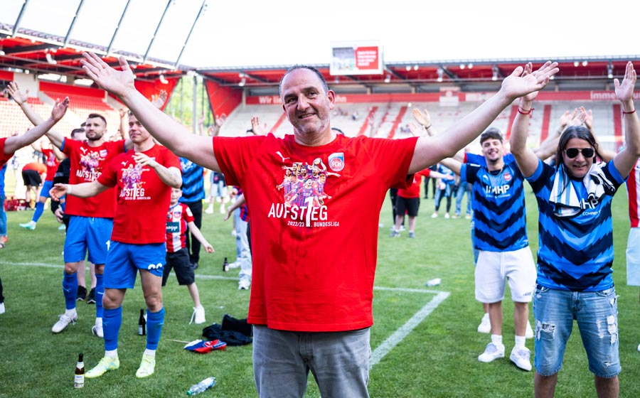 Técnico del Heidenheim se unió al festejo por el ascenso