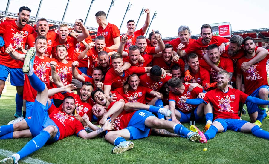 Jugadores del Heidenheim celebran ascenso