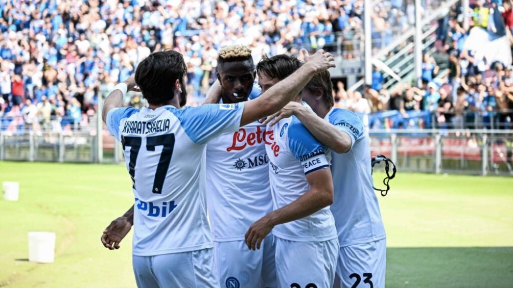 El equipo italiano celebra ante el Bolonia