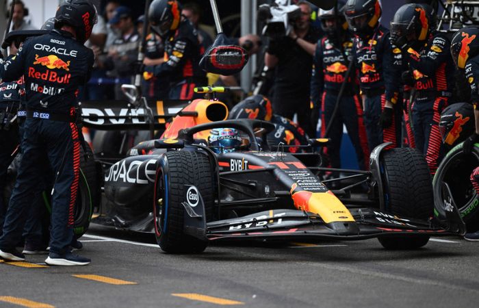 'Checo' Pérez en los pits del GP de Mónaco