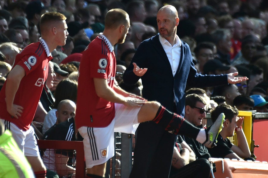 Ten Hag dando instrucciones a Christian Eriksen