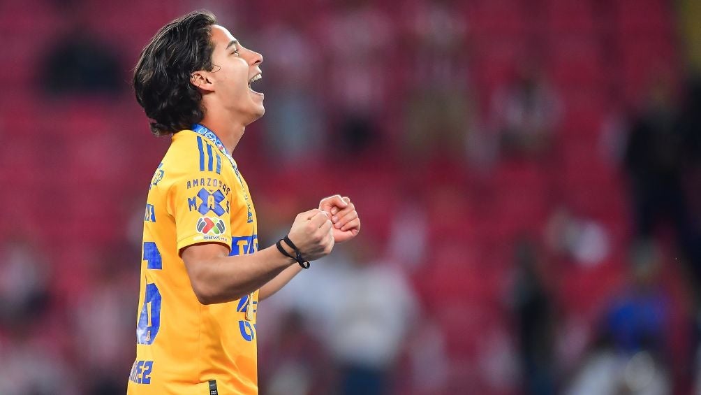 Diego Lainez tras el pitazo final en el Estadio Akron