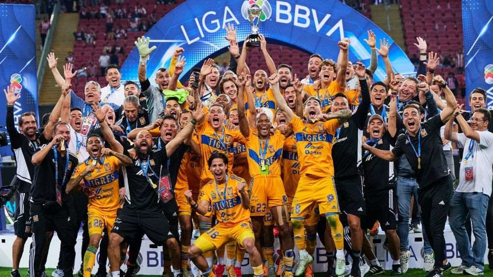 Tigres festeja su octavo titulo de Liga MX ante Chivas 