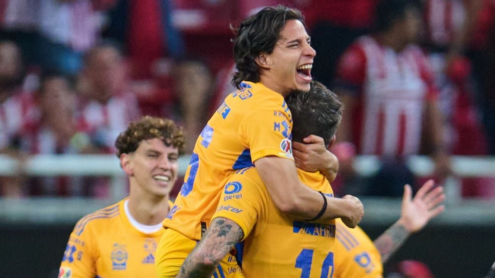 Lainez celebrando con André Pierre-Gignac