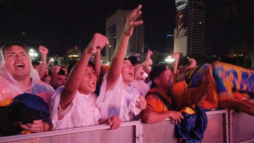 La afición festejó bajo la lluvia