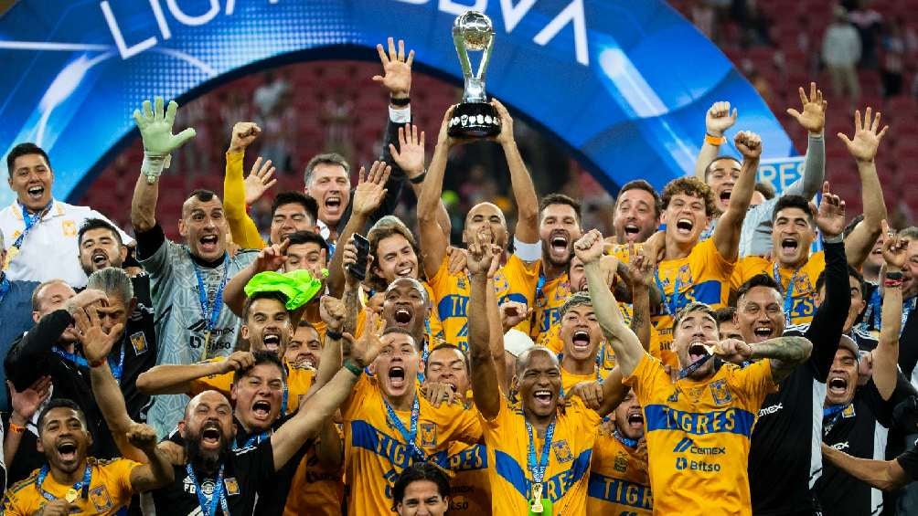 ¡Ni la lluvia los detuvo! La afición de Tigres festejó el título de Liga en la Macroplaza