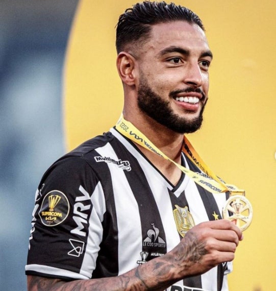 Nathan Silva posa con una medalla