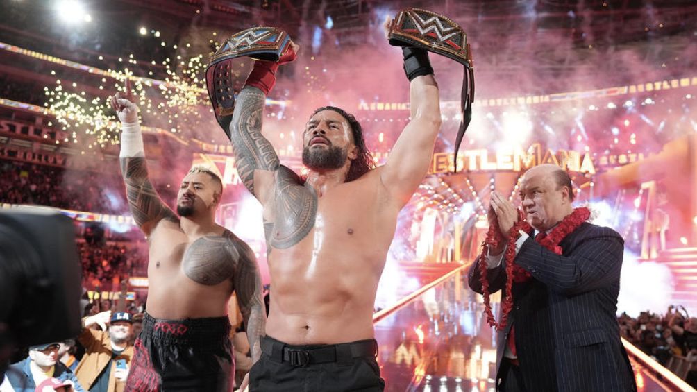 Reigns salió con sus campeonatos en WrestleMania 39