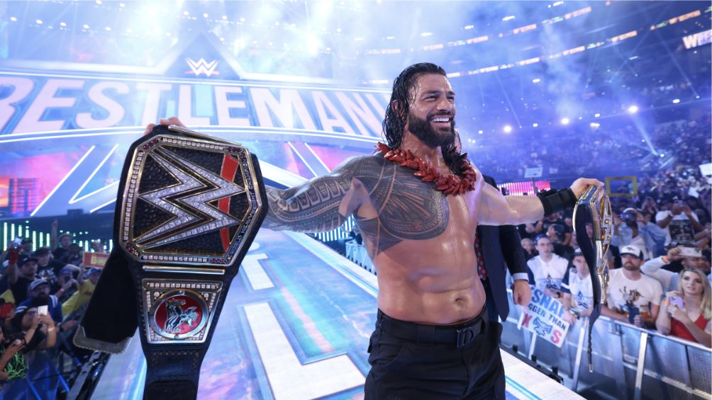 Roman Reigns tras retener sus títulos en WrestleMania