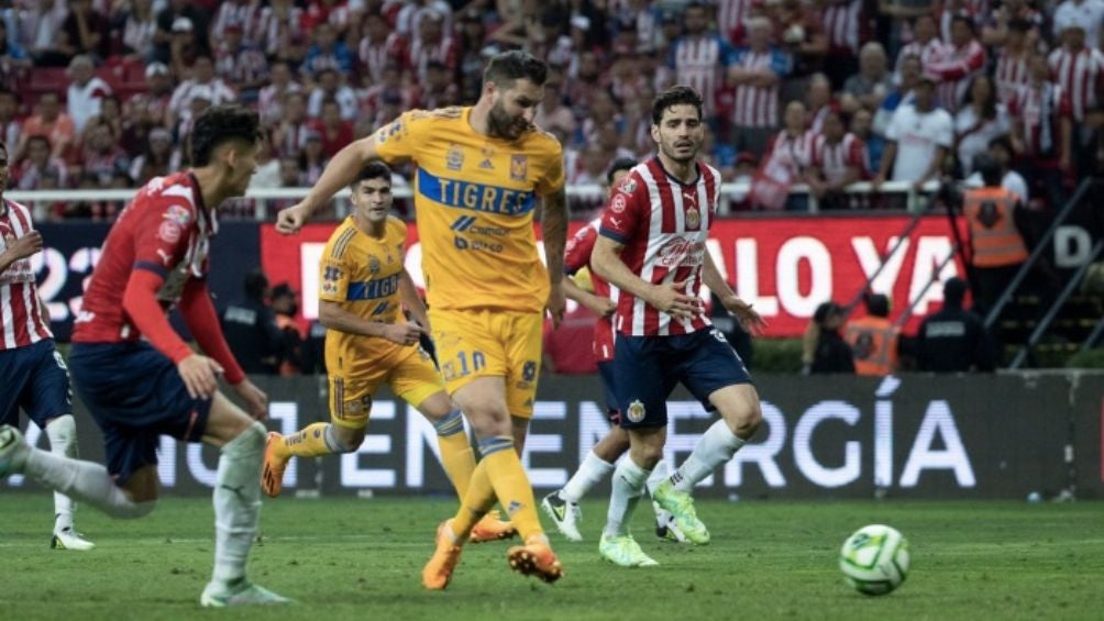 Gignac tirando el penal que recortó distancia en el marcador