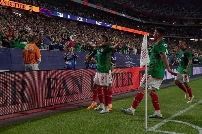 Jugadores mexicanos celebran un gol