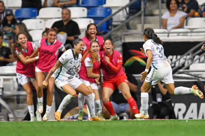 Jugadoras de Tuzas festejan la anotación de Salazar