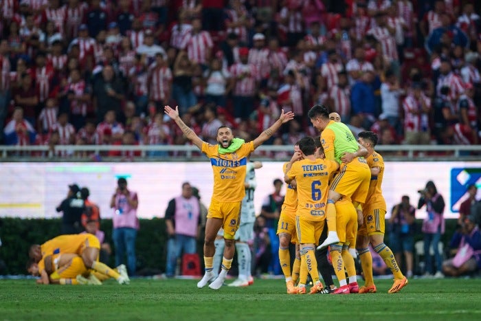 Jugadores de Tigres celebran el campeonato