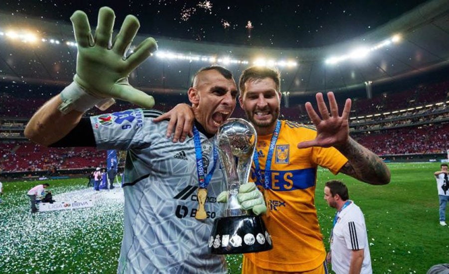 Guzmán y Gignac posan con el trofeo